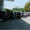 Antrian pangjang di SPBU di Kuningan.